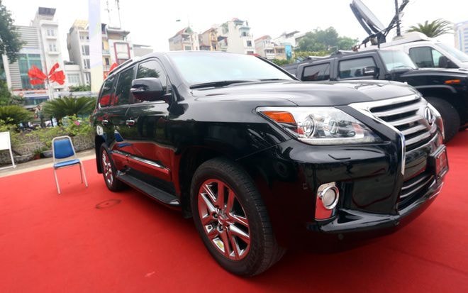 Lexus 570 do Mỹ sản xuất, với lớp vỏ chống đạn, làm nhiệm vụ hóa trang chỉ huy chiến đấu trong các trường hợp chống bạo loạn, khủng bố và bảo vệ các yếu nhân. Xe có khả năng chống đạn B6 ở mọi cự ly, chịu được 10 kg thuốc nổ TNT ở khoảng cách 4 mét, lội nước trên 580 mm, tốc độ tối đa 180 km/h.
