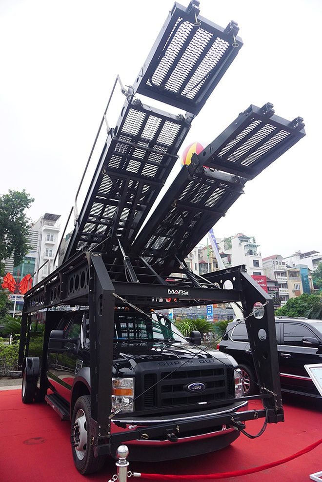 Xe bọc thép lắp hệ thống phóng thang tốc chiến nhanh cho Mỹ sản xuất, dùng cho cảnh sát đặc nhiệm tốc chiến chống khủng bố ở sân bay, bến cảng, nhà cao tầng. Xe đạt tốc độ tối đa 90 km/h, thiết kế 8 ghế ngồi.