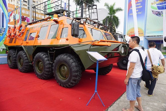 Đây vốn là loại xe lội nước, được nghiên cứu hoán cải thành xe chỉ huy, phục vụ phòng chống thiên tai, cứu hộ, cứu nạn. Xe tiêu hao nhiên liệu từ 48 đến 130 lít/100 km tuỳ địa hình.