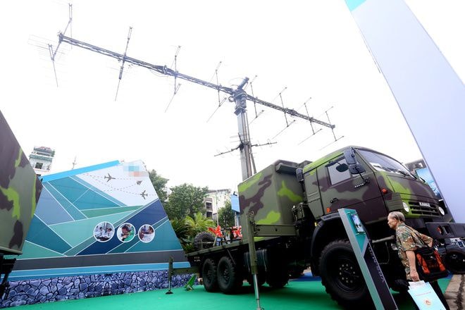 Ngoài những loại phương tiện và thiết bị tối tân phục vụ quân đội, công an, khuôn viên ngoài trời của trung tâm triển lãm Giảng Võ cũng trưng bày nhiều loại xe Rada do Việt Nam sản xuất phục vụ các mục tiêu trên không tốc độ cao..