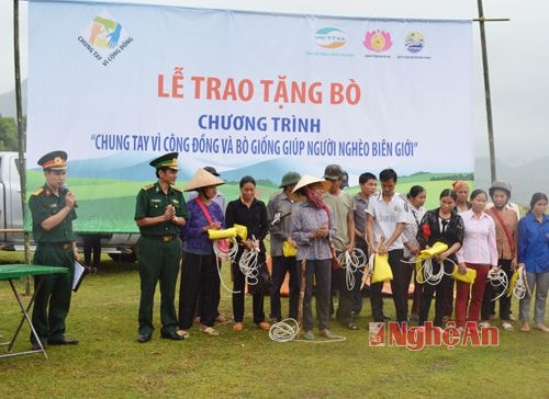  Trao tặng máy điện thoại cho các gia đình.