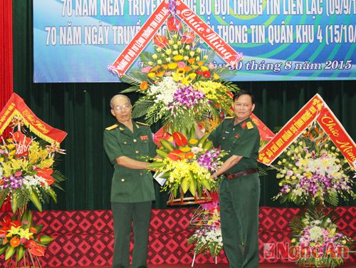 Đại tá Nguyễn Hữu Thoan trao lẵng hoa chúc mừng thành công của lễ kỷ niệm.