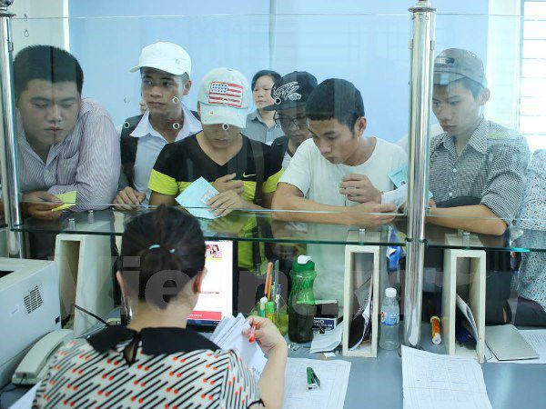 Thí sinh làm thủ tục xét tuyển tại Đại học Công nghiệp Hà Nội. 