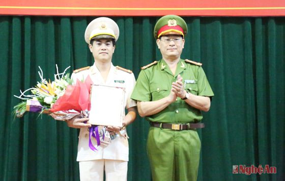 Đồng chí Nguyễn Hữu Cầu trao quyết định thăng cấp hàm Thượng tá cho đồng chí Nguyễn Đức Hải.