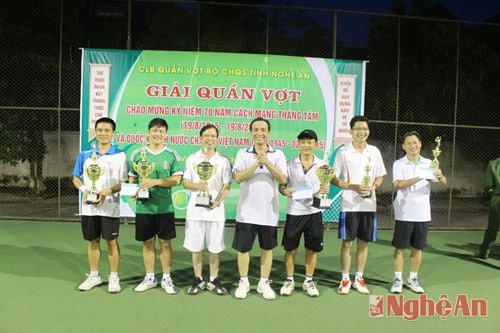  Đại tá Hà Tân Tiến trao giải nhất, nhì, ba cho các đôi
