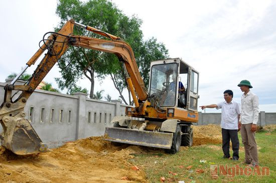 Kiểm tra tiến độ thi công sân vận động xã Nghi Trung.