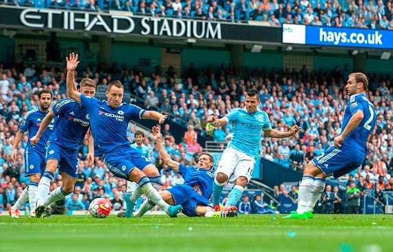 Sergio Aguero ghi bàn trong vòng vây của 4 hậu vệ Chelsea.Ảnh: Internet