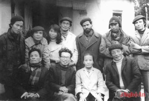 Nhà thơ Thạch Quỳ (đứng thứ 2 từ phải sang) và các văn nghệ sỹ tỉnh nhà. Ảnh chụp năm 1984