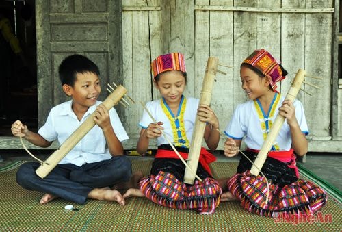 Các em nhỏ ở bản Cằng, xã Môn Sơn (Con Cuông) chơi nhạc cụ dân tộc.