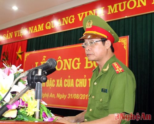 Đại tá Trần Sỹ Phàng, Giám thị Trại Tạm giam Công an tỉnh Nghệ An đọc quyết định đặc xá.