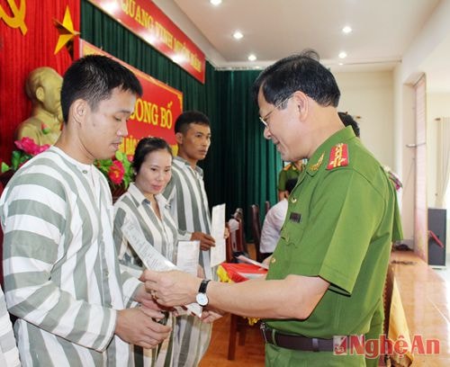 Đại tá Nguyễn Hữu Cầu, Giám đốc Công an tỉnh trao quyết định đặc xá cho các phạm nhân.