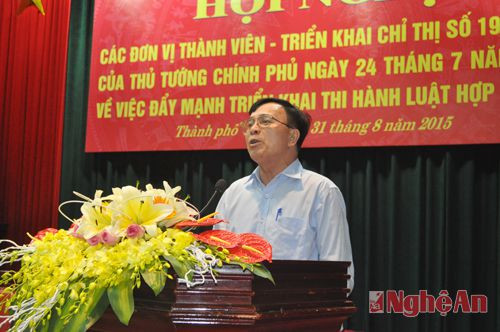 Ông Lê Thanh Ty, Giám đốc HTX sản xuất và dịch vụ Sông Lam trao đổi ý kiến tại hội nghị