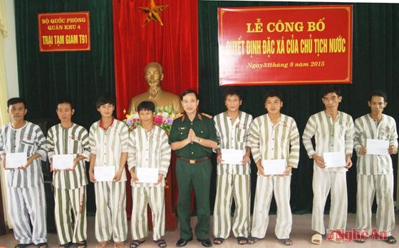 Thiếu tướng Trần Hữu Tuất – Phó tư lệnh Quân khu 4 trao quyết định đặc xá của Chủ tịch nước cho các phạm nhân
