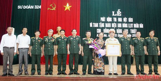 Lãnh đạo Bộ tư lệnh Quân khu, cơ quan quân khu, chỉ huy Sư đoàn 324, chính quyền xã Nghi Long, huyện Nghi Lộc cùng gia đình chụp ảnh lưu niệm