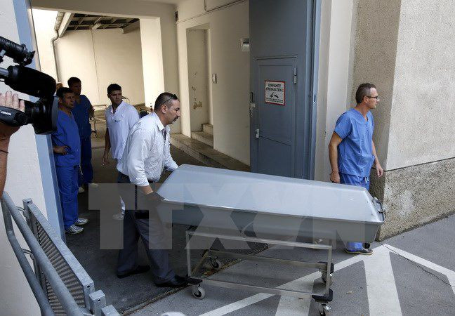   Chuyển thi thể các nạn nhân trên chiếc xe chở người di cư tới nhà xác Bệnh viện Y ở Vienna ngày 28/8. (Nguồn: AFP/ TTXVN)