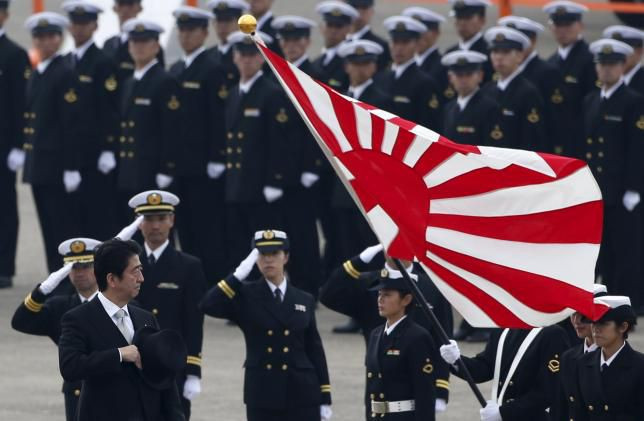 Thủ tướng Shinzo Abe duyệt đội danh dự Lực lượng Phòng vệ Nhật Bản. ảnh: Reuters