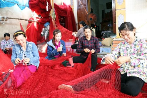 Nghề đan lưới vàng vây ở xã Quỳnh Long (huyện Quỳnh Lưu).