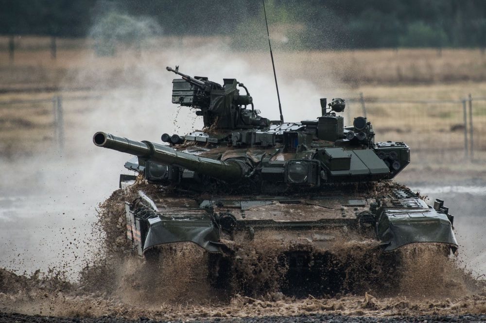 T-90 Vladimir là xe tăng chiến đấu chính thế hệ thứ 3 của Nga, là phiên bản hiện đại hóa của xe tăng T-72B, bắt đầu phục vụ trong quân đội từ năm 1993. Hiện nay, đây là mẫu xe tăng hiện đại nhất trong Lực lượng Bộ binh và Hải quân Nga. T-90 rất được ưa chuộng trong các thị trường quốc phòng nước ngoài nhờ chi phí và chất lượng cùng với độ tin cậy cao.