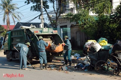 Vệ sinh môi trường ở TX. Cửa Lò. Ảnh: Xuân Nhường