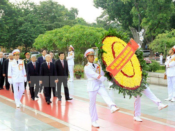 Đoàn đại biểu lãnh đạo Đảng, Nhà nước đặt vòng hoa tại Đài tưởng niệm các Anh hùng liệt sỹ. 