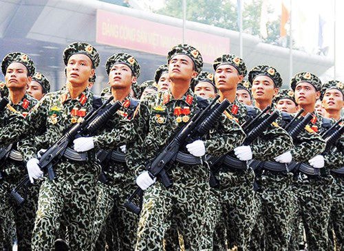 Bộ đội đổ bộ đường không với súng Galil ACE 32.