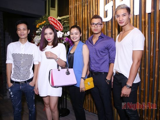 Từ trái qua phải NTK Hoàng Hải, Quách An An, Tuyết Ngọc, Vũ Tuấn Việt, Nguyễn Văn Sơn cũng có mặt trong bữa tiêc