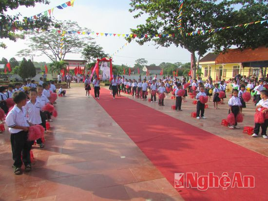  Các em học sinh diễu hành rước đón bằng chuẩn quốc gia