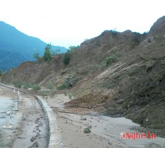 Bùn đất sạt lở vùi lấp cà mương thoát nước đoạn trung tâm xã Phá Đánh-Kỳ Sơn.