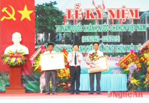 lãnh đạo UBND tỉnh trao bằng công nhận NTM cho Nghi Trung