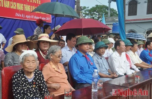 bà mẹ Việt Nam amh hùng và các đại biểu đến chung vui trong lễ mít tinh mừng 70 năm năm đất nước nở hoa độc lập