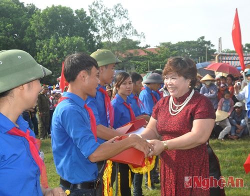 Đại diện doanh nghiệp trên địa bàn trao quà cho các đội tham gia