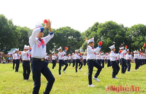 Năm nào được múa bài này đội viên xã Diễn Kỳ cũng thấy tự hào vì được sinh ra trong thời ký đất nươc đổi mới đi lên càng thêm biết ơn các thế hệ cha anh đã ngã xuống cho đất nước được nở hoa độc lập