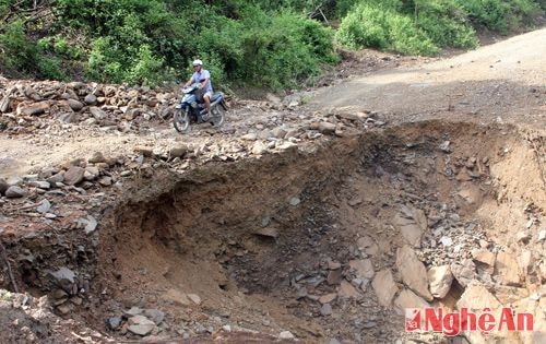 Đoạn qua xã Mường Típ sạt lở qua tâm đường.