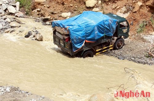 Tràn Nậm Càn là một trong những điểm sạt lở nghiêm trọng của tuyến đường vành đai miền Tây. Hiện nay nhà thầu đang thi công sửa chữa để các loại xe có thể lưu thông qua điểm này.