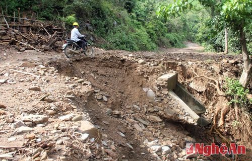 Đoạn sạt lở tại giao điểm giữa xã Tà Cạ và Mường Típ khiến cho xe ô tô không thể lưu thông được.