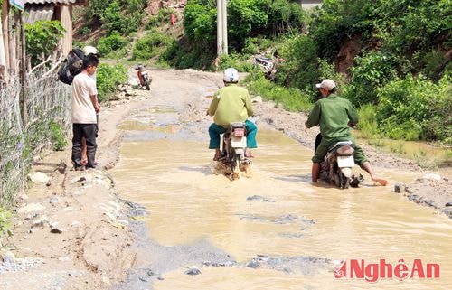 Không chỉ sạt lở, nhiều đoạn đường bị ngập sâu, các phương tiện cực kỳ khó khăn mỗi khi lưu thông qua những khu vực này.