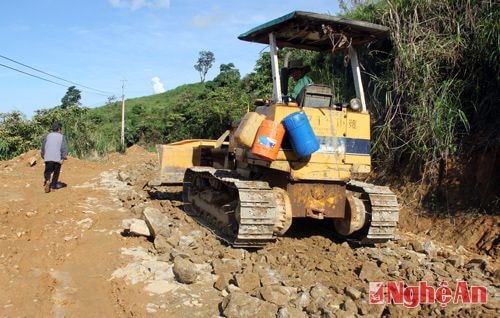 Hiện nay, ở một số gói thầu vẫn đang được các nhà thầu thi công. Tuy nhiên, những đoạn sạt lở vẫn chưa được khắc phục.