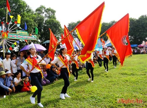 Duyệt nghi thức Đội chào mừng Quốc khánh của tuổi trẻ xã Diễn Kỷ (Diễn Châu). Ảnh: T.N