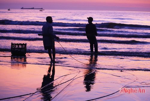 Ngư dân Cửa Lò bám biển.Ảnh: Phan Toàn