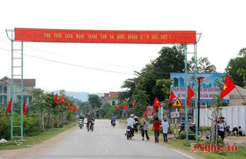 Con đường liên thôn đã được bê tông hoá khang trang chạy qua xã Thanh Lĩnh khoác lên mình sắc đỏ tươi cờ tổ quốc, chào mừng Tết độc lập 