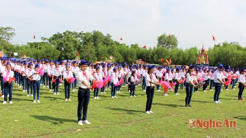 Làng Thanh Hương rộn rã trong tiếng trống, tiếng nhạc. Từ ngày 1/9, bà con cùng quây  quần về sân vận động xã để cùng tham gia các hoạt động cắm trại, duyệt nghi thức đội. 