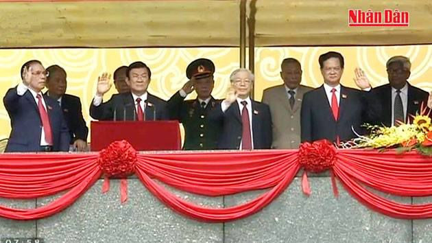 Lãnh đạo Đảng, Nhà nước đứng trên lễ đài duyệt đội diễu binh.