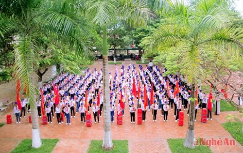 Giờ chào cờ đầu tuần ở Trường THCS Liên - Lý.
