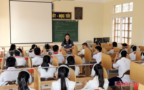 Giờ thực hành tiếng Anh của học sinh Trường THCS Hưng Dũng.