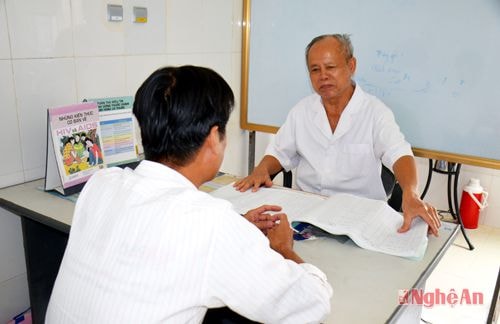 Tư vấn điều trị HIV cho bệnh nhân ở Trung tâm Bệnh nhiệt đới, Bệnh viện Hữu nghị Đa khoa tỉnh.