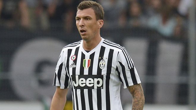 Juventus có sự biến động lớn trong mùa hè. Hàng loạt ngôi sao rời đi vì nhiều lý do khác nhau. Tân binh cũng nườm nượp chuyển đến. Xáo trộn nhân sự khiến 