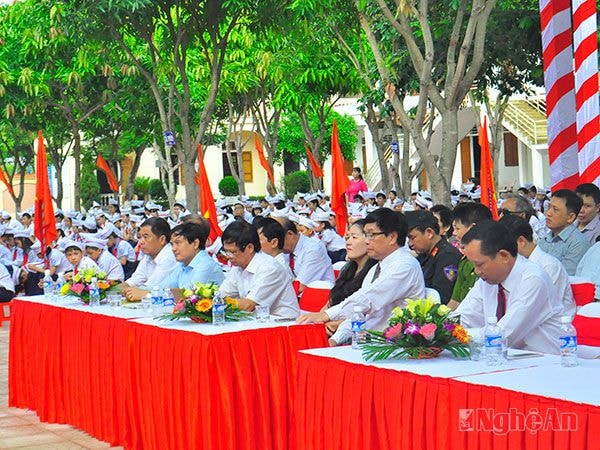 Đại diện lãnh đạo Sở Giáo dục và Đào tạo, chính quyền địa phương dự lễ