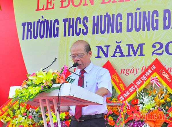 Thầy Ninh Viết Tăng - Hiệu trưởng Nhà trường báo cáo kết quả xây dựng trường chuẩn Quốc gia