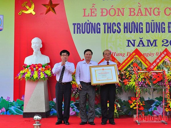 Lãnh đạo thừa ủy quyền của Chủ tịch UBND tỉnh trao bằng công nhận trường đạt chuẩn quốc gia cho lãnh đạo phường Hưng Dũng và trường THCS Hưng Dũng 