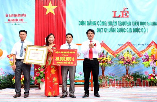 Lãnh đạo huyện trao Bằng đạt chuẩn cho xã và nhà trường